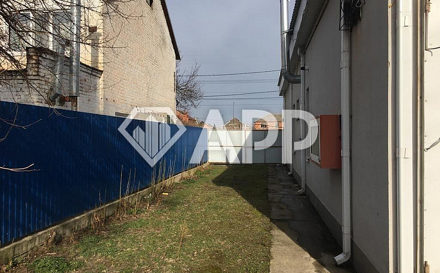 Продам отдельно стоящее здание, 200 м²,  г.Новокубанск, ул. Лермонтова, д.43.  фото