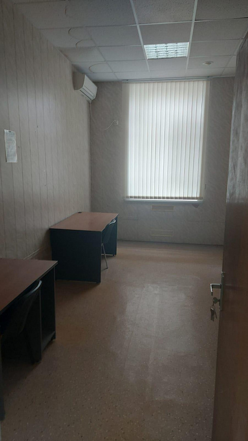 Помещение с парковкой и фасадаом на дорогу 246 м² фото
