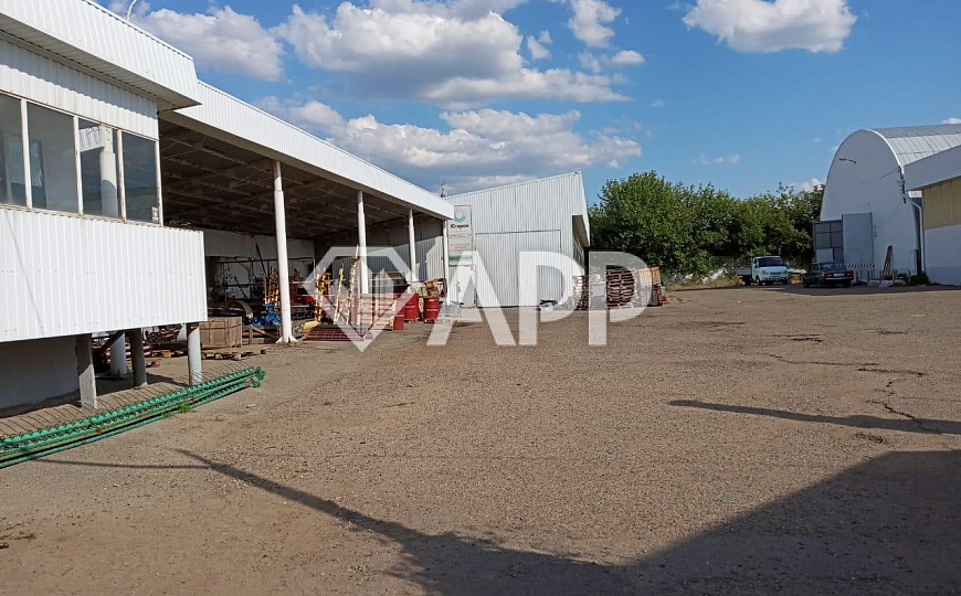 Продам базу со складскими и офисным помещением общей площадью 1080 м² и 0,5 ГА земли фото