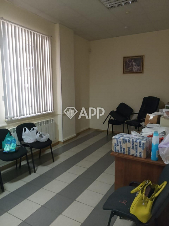 Продам базу со складскими и офисным помещением общей площадью 1080 м² и 0,5 ГА земли фото