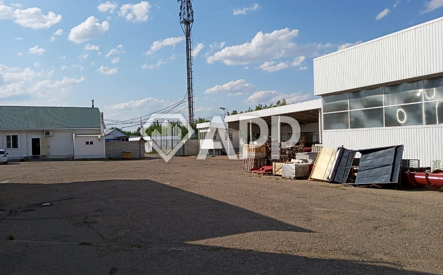 Продам базу со складскими и офисным помещением общей площадью 1080 м² и 0,5 ГА земли фото