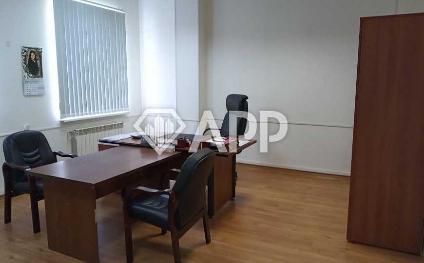 Продам базу со складскими и офисным помещением общей площадью 1080 м² и 0,5 ГА земли фото