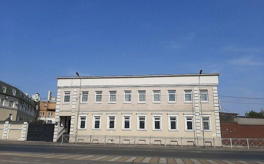 Здание 850 м2 на участке 16 соток в центре фото