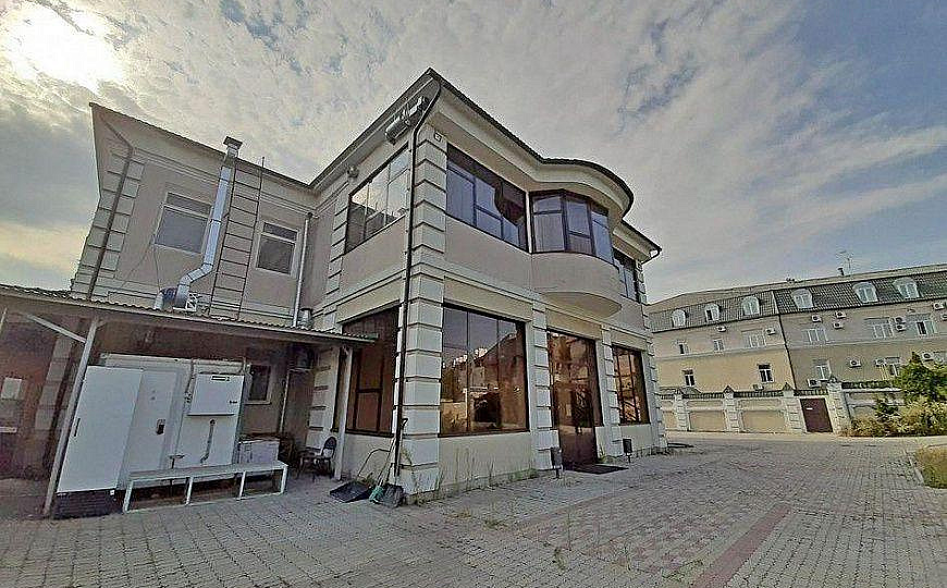 Здание 850 м2 на участке 16 соток в центре фото