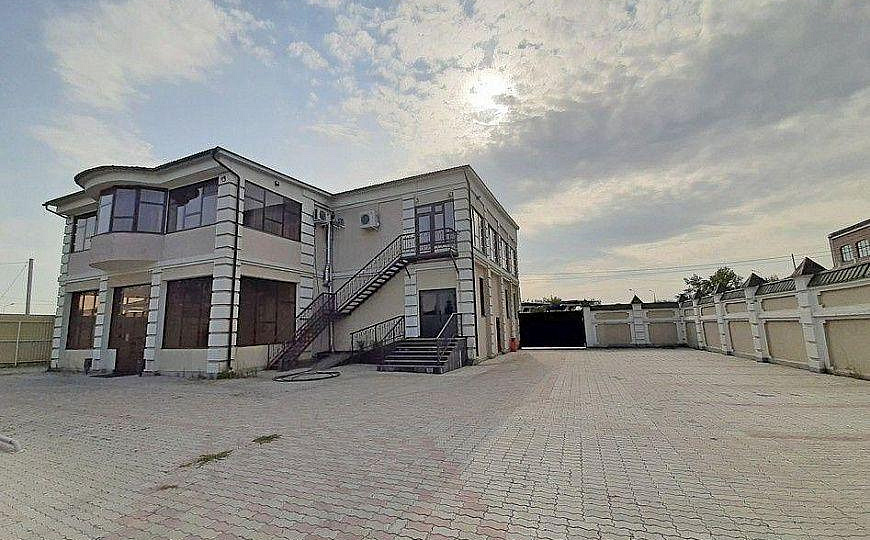 Здание 850 м2 на участке 16 соток в центре фото