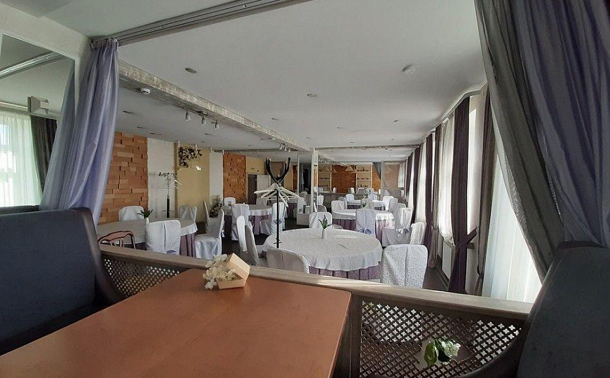 Здание 850 м2 на участке 16 соток в центре фото