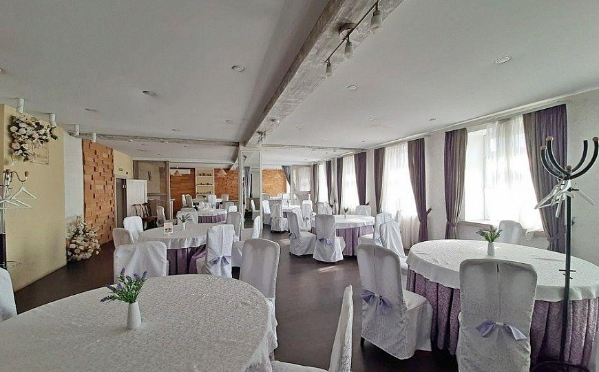 Здание 850 м2 на участке 16 соток в центре фото