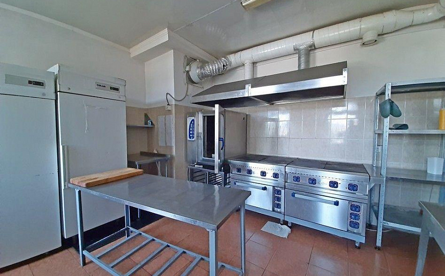 Здание 850 м2 на участке 16 соток в центре фото