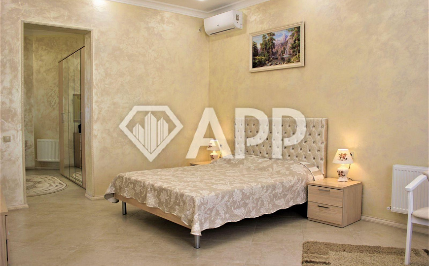 Продам Комплекс состоящий из: торговых помещений 142,4 м², жилого дома 274,6м² и зем. уч. 726 м² фото