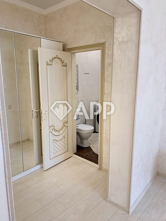 Продам Комплекс состоящий из: торговых помещений 142,4 м², жилого дома 274,6м² и зем. уч. 726 м² фото