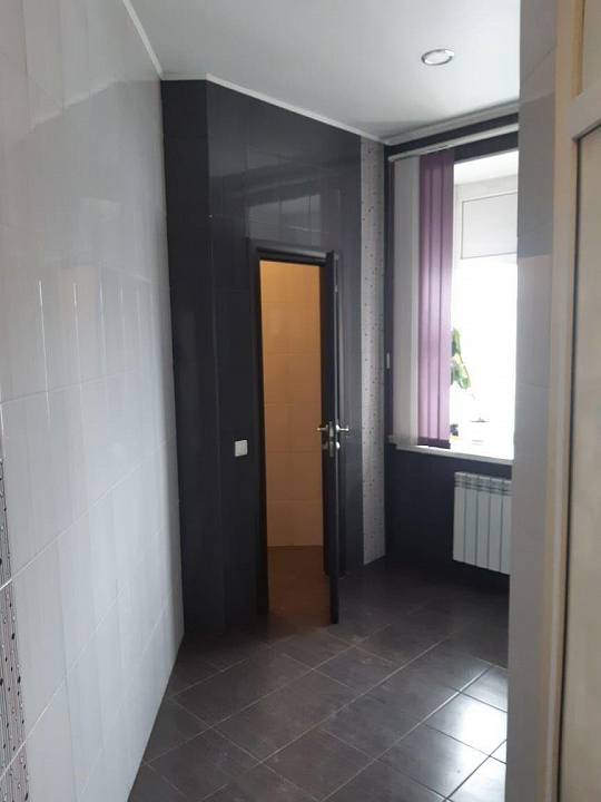 Продаю здание  2211м² с большой парковкой на ул.Маршала Чуйкова, д 2б. фото