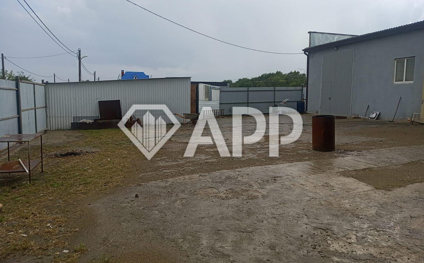 Продам помещение свободного назначения, общей площадью около 700 м² и участок 10,5 соток. фото