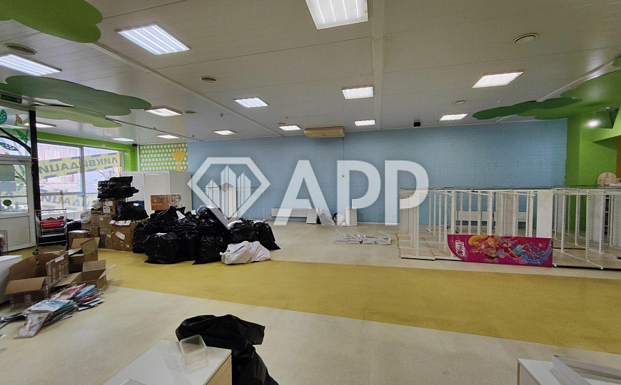 Сдам торговое помещение, 360 м² фото