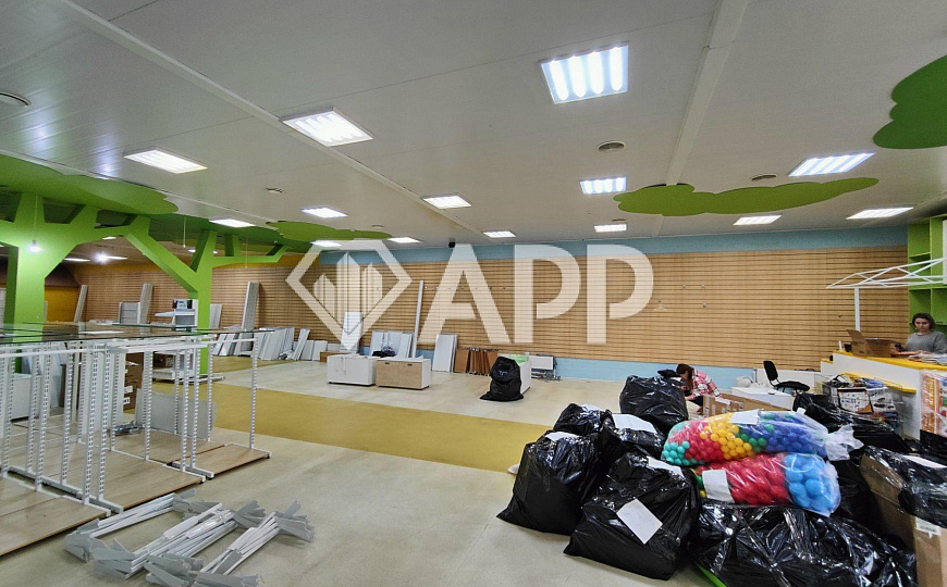 Сдам торговое помещение, 360 м² фото