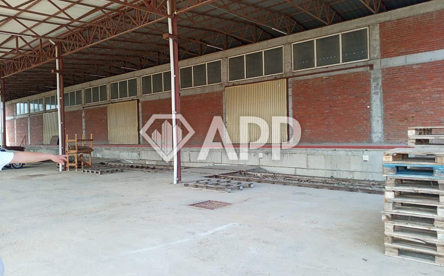 Сдам складское помещение, 700 м². Склад площадью 300 м² и прилегающий навес 400 м². фото