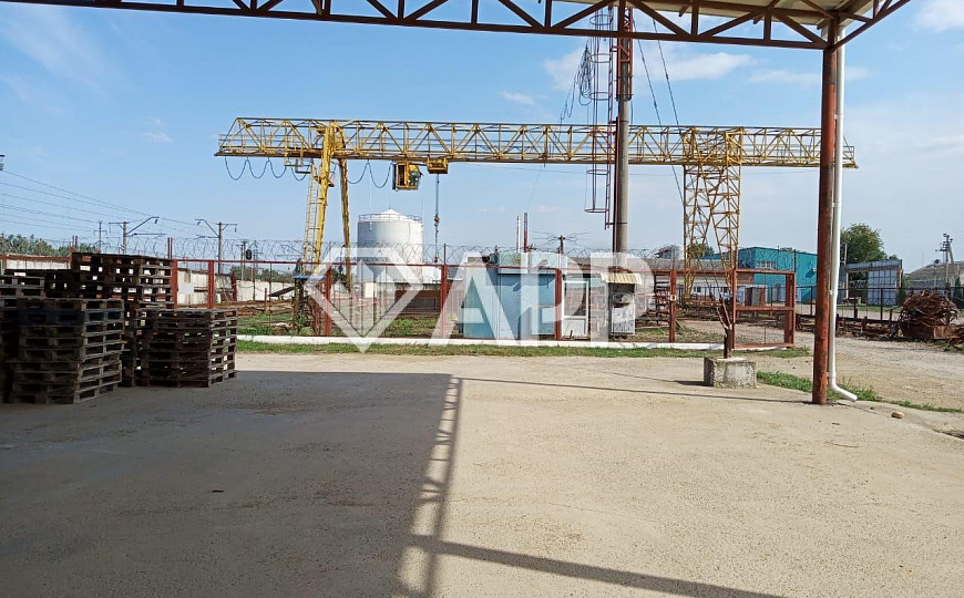 Сдам складское помещение, 700 м². Склад площадью 300 м² и прилегающий навес 400 м². фото