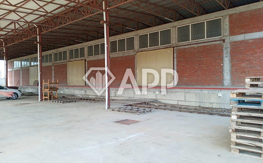 Сдам складское помещение, 700 м². Склад площадью 300 м² и прилегающий навес 400 м². фото