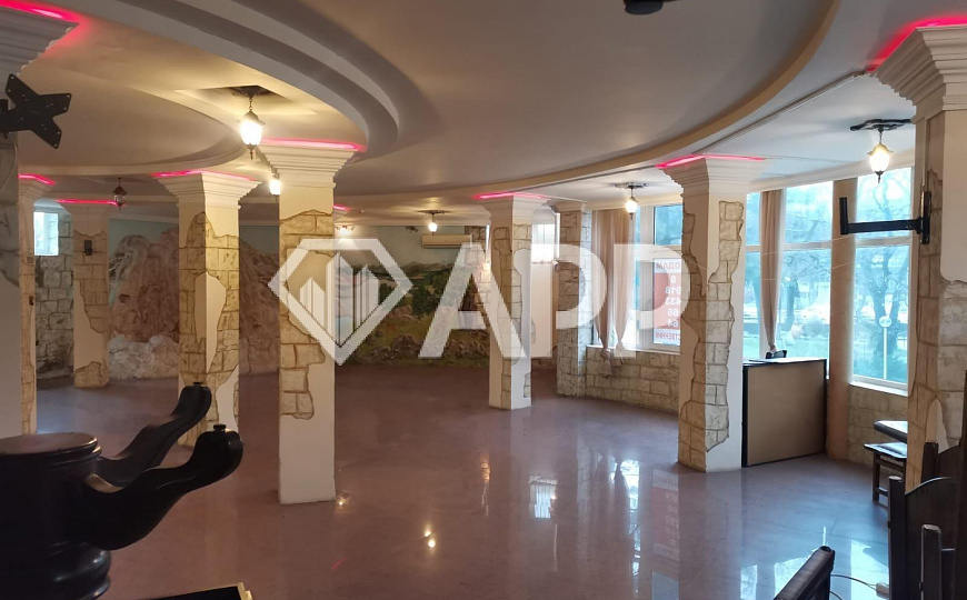 Продам торговое помещение, 380 м² фото