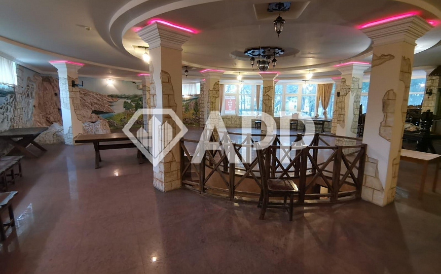 Продам торговое помещение, 380 м² фото