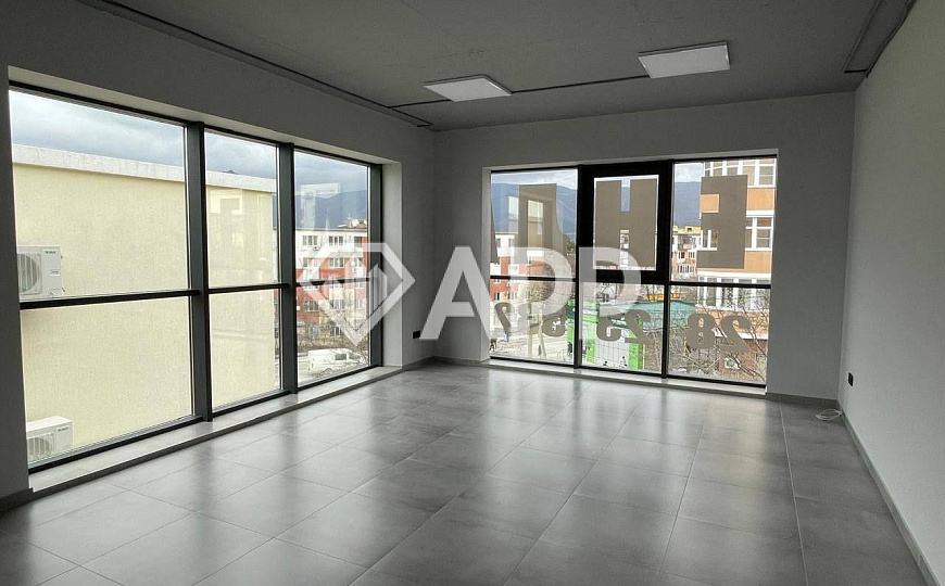 Продаю торгово-офисный центр, 858 м2 фото