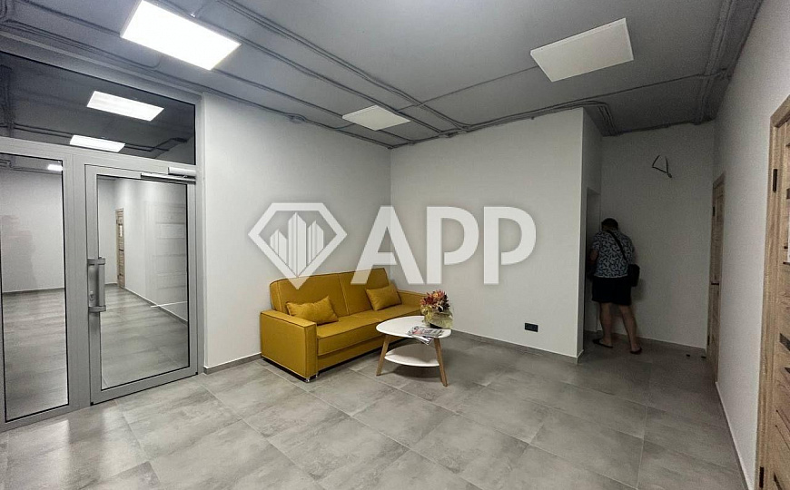 Продаю торгово-офисный центр, 858 м2 фото