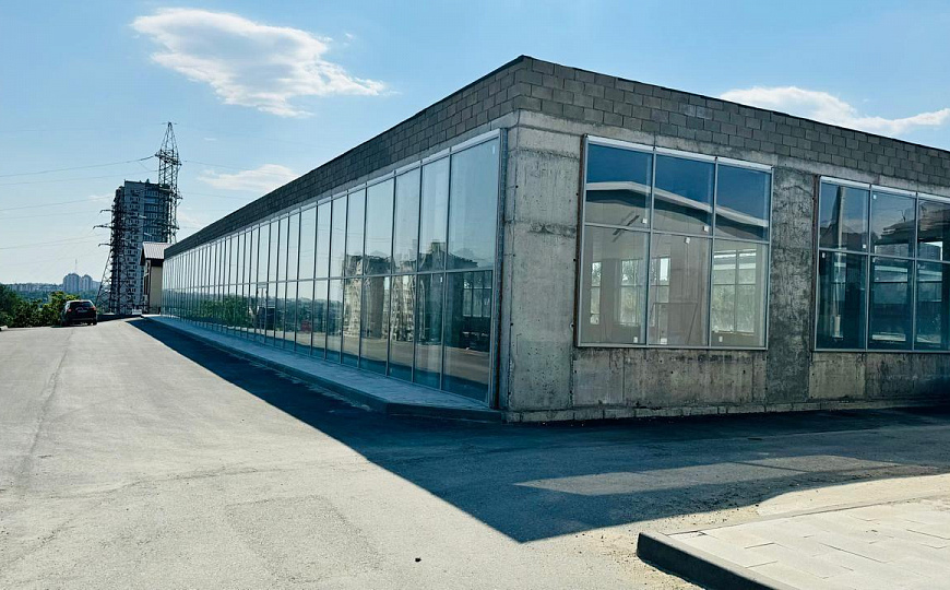 Здание с витринами в крупном жилмассиве, 998 м² фото