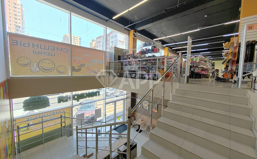 Сдам торговое помещение 715 м² фото