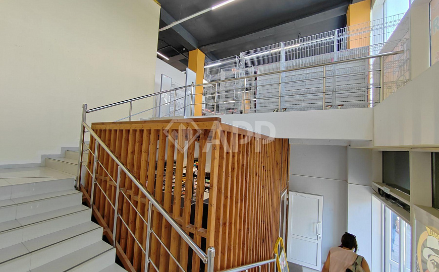 Сдам торговое помещение 715 м² фото