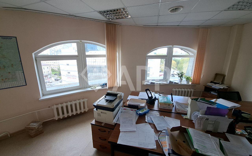 Офис на 6 этаже бизнес-центра, лифт до 5 этажа. Мебель можно выкупить по договоренности. фото