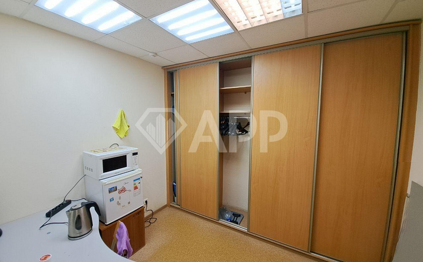 Офис на 6 этаже бизнес-центра, лифт до 5 этажа. Мебель можно выкупить по договоренности. фото