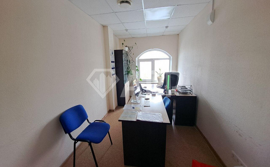 Офис на 6 этаже бизнес-центра, лифт до 5 этажа. Мебель можно выкупить по договоренности. фото