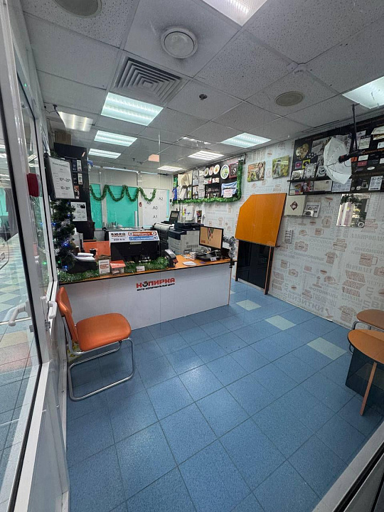 Помещение свободного назначения возле входа в метро фото