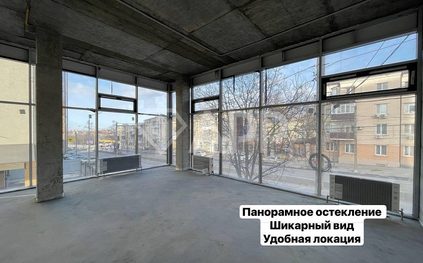 Помещение с панорамным остеклением в центре фото
