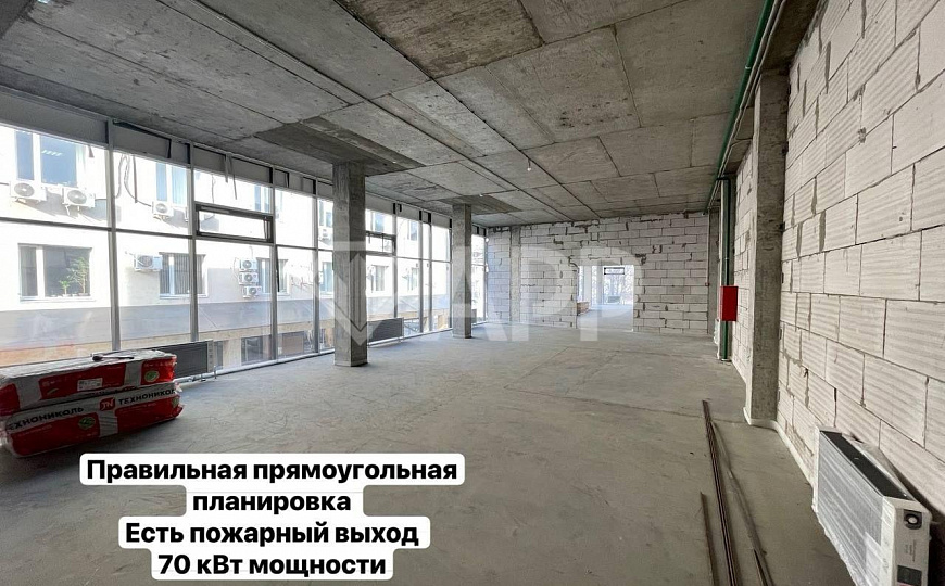 Помещение с панорамным остеклением в центре фото