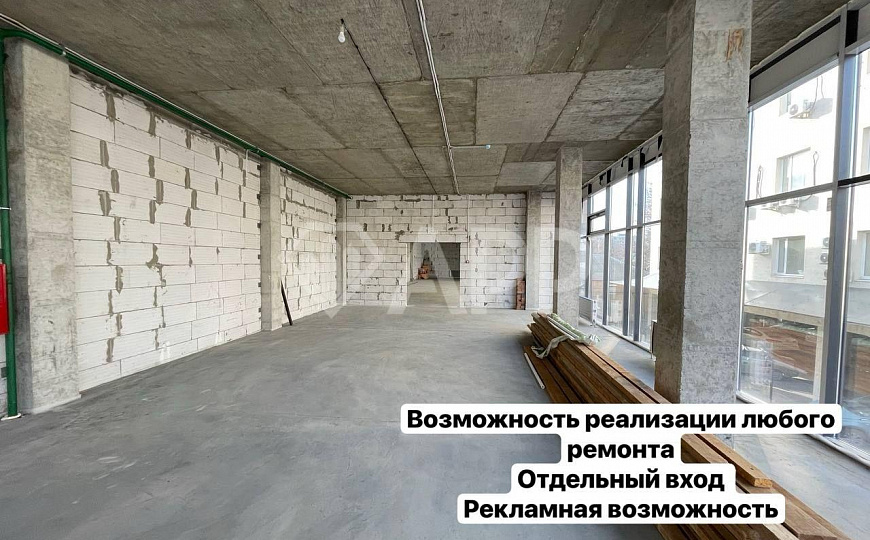 Помещение с панорамным остеклением в центре фото