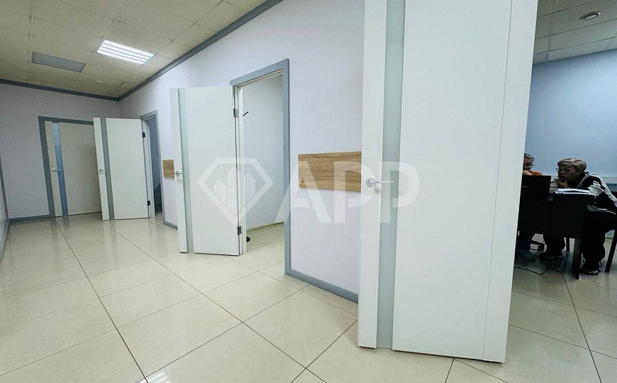 Кабинеты/Опен спейс/Отд.вход/ 1й этаж/2 санузла/153.1м2/Центр фото