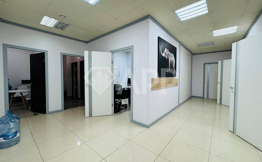 Кабинеты/Опен спейс/Отд.вход/ 1й этаж/2 санузла/153.1м2/Центр фото