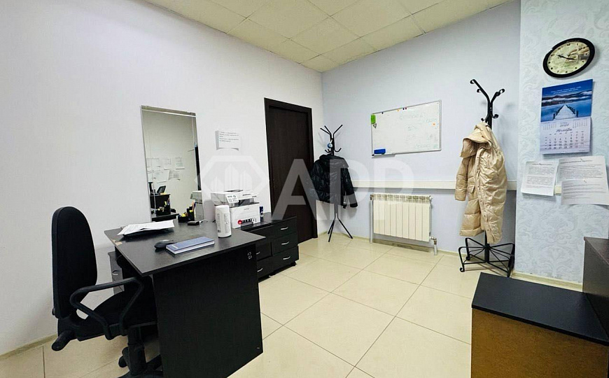 Кабинеты/Опен спейс/Отд.вход/ 1й этаж/2 санузла/153.1м2/Центр фото