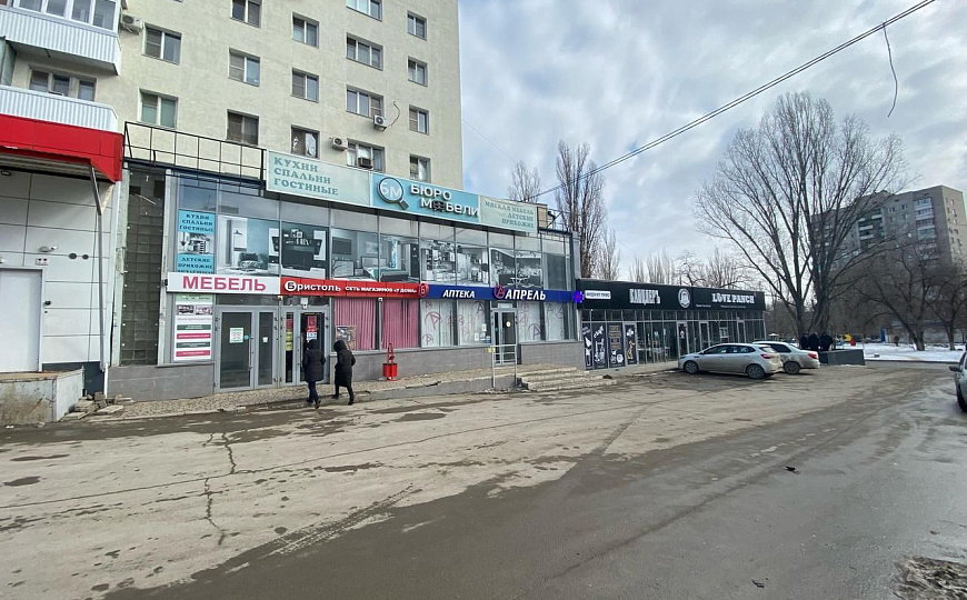 Помещение в торговом комплексе с витринами 215 м² фото