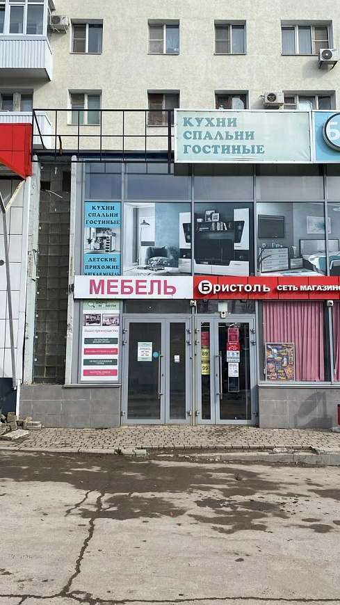 Помещение в торговом комплексе с витринами 215 м² фото