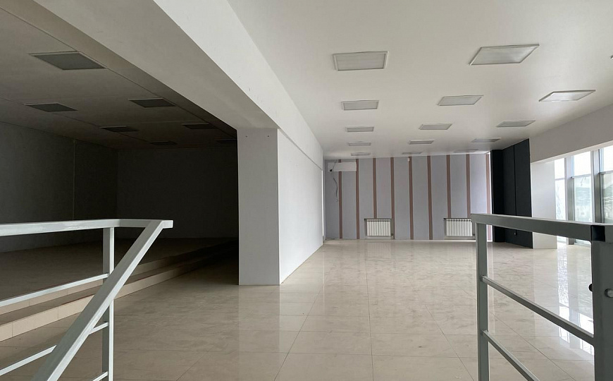 Помещение в торговом комплексе с витринами 215 м² фото