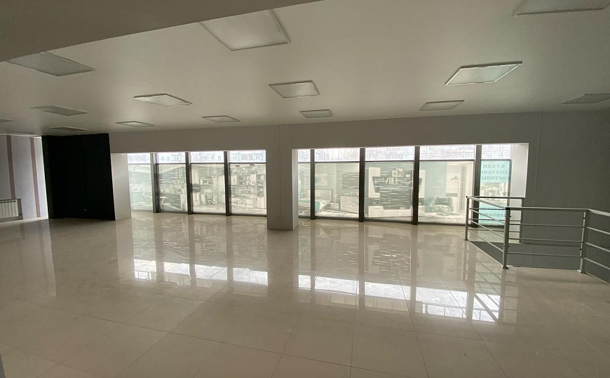 Помещение в торговом комплексе с витринами 215 м² фото