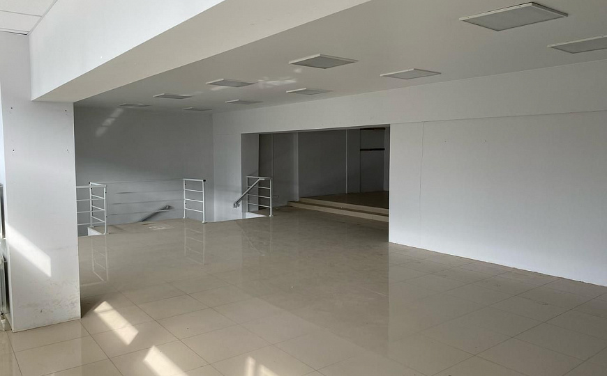 Помещение в торговом комплексе с витринами 215 м² фото