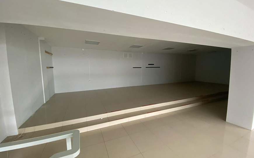 Помещение в торговом комплексе с витринами 215 м² фото