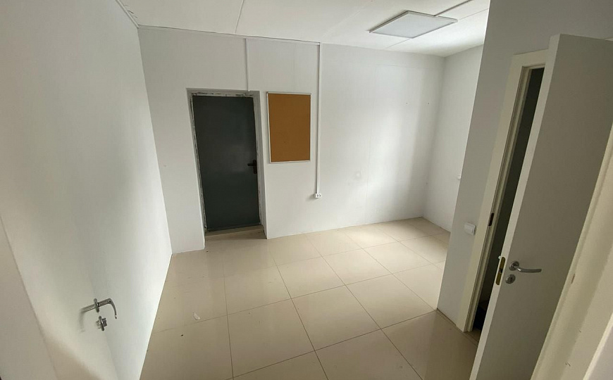 Помещение в торговом комплексе с витринами 215 м² фото