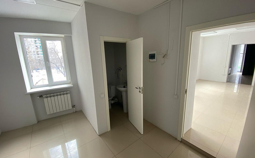 Помещение в торговом комплексе с витринами 215 м² фото