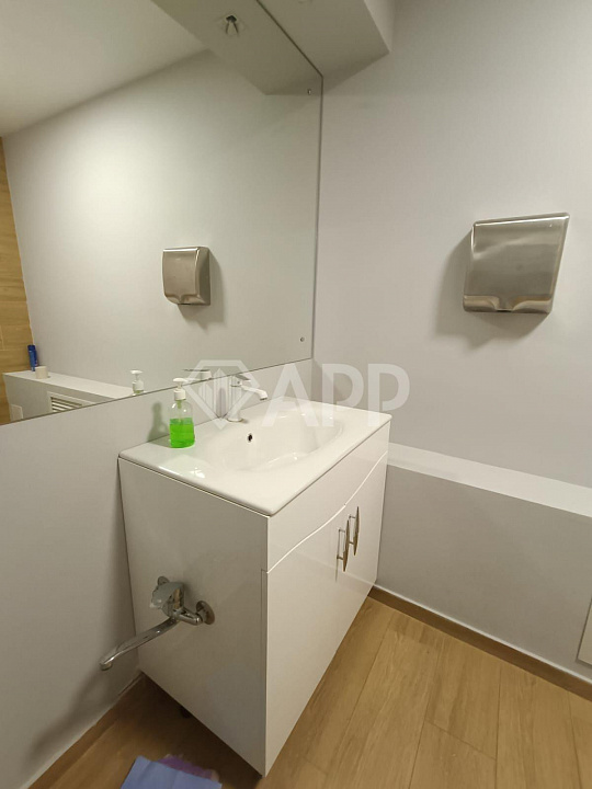 Помещение 551 м² с постоянными арендаторами фото