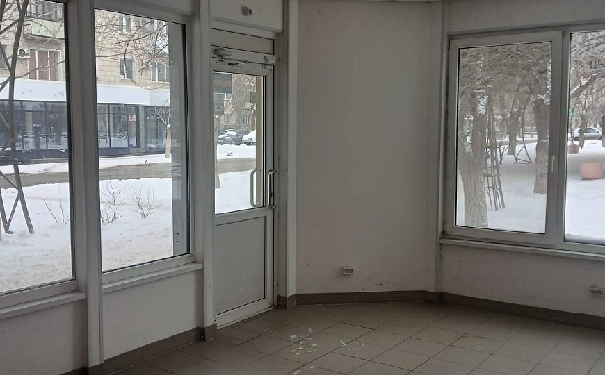 Сдам торговое помещение в проходном месте 30 м² фото
