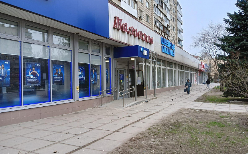 Помещение с витринами в торговом центре  93 м² фото