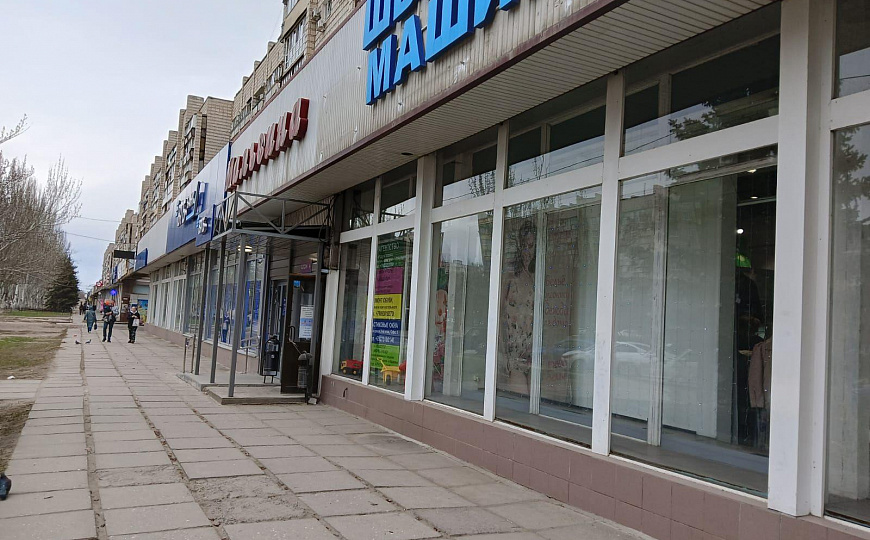 Помещение с витринами в торговом центре  93 м² фото
